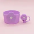 Silikon Tassenmanschette und Strohhalmabdeckung in Helllila mit niedlichem Blütendesign. - Lila-weiße Gänseblümchen-Sets
