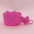 Rosa Silikon Becherhülle mit süßem Schleifen-Design, rutschfeste Schutzhülle für Becher. - Silikon-Schleifen-Set in Rosenrot