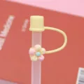 Silikon Strohhalm Abdeckung mit süßer 10mm Blume Topper, staubdichter wiederverwendbarer Deckel. - Gelbe Blume 10 mm