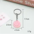 Roze schattige smiley PVC sleutelhanger met metalen ring voor autosleutels en tassen accessoire - 5,5*3,5*0,3 cm / Sleutelhangerstijl roze smiley