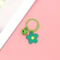 Groene bloem sleutelhanger met een schattig klein belletje en metalen ring variant - Stijl met bellen / Groene Kleine Bloemen
