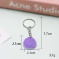 Paarse smiley gezicht PVC zachte rubberen sleutelhanger met metalen ring en ketting leuk. - 5,5*3,5*0,3 cm / Sleutelhangerstijl - Paars smileygezicht
