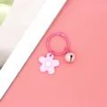Schattige roze tekenfilm bloem sleutelhanger met bel hangertje, leuke hanger voor tassen. - Stijl met bellen / Roze Kleine Bloemen