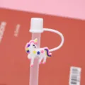 Niedlicher Cartoon Einhorn Silikon Strohhalmdeckel mit 10mm Kaliber und Verlustsicherungsring. - Weißes Sternenpferd 10 mm