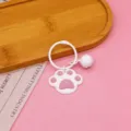 Schattige kattenpoot sleutelhanger met witte bel, PVC en metalen hanger voor tas en sleutels - Stijl met bellen / Kattenpoot
