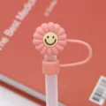 Rosa Silikon Strohhalmabdeckung mit süßem Gänseblümchen Smiley Design und Stöpsel. - Lächelnde Sonne 10 mm