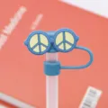 Blaue Silikon Strohhalm Abdeckung 10mm Tasse Zubehör süße Friedenszeichen Cartoon Topper Stopfen - Brille in Mechanikblau 10 mm