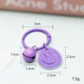 Paarse cartoon smiley sleutelhanger met bel, schattige PVC metalen hanger voor tassen. - Stijl met bellen / Paarse Smiley