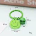 Schattige groene smiley sleutelhanger met bel, PVC en metalen bedel hanger voor tassen en sleutels. - Stijl met bellen / Groene Smiley