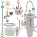 Süsses Becher Zubehör Set mit Perlenband, Blumen Strohhalmtopper, Plüschhase und Anhänger. - Weiß & Gelbe Begonie 8er-Set