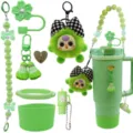 Grünes Becher Zubehör Set mit Plüsch Monster Anhänger Perlenkette und Blumen Strohhalmdeckel. - Grün & Weiße Begonie 8er-Set