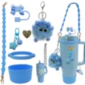 Ensemble d'accessoires pour tasse Stanley chaîne de fleurs housse de paille pendentif peluche - Lot de 8 nœuds bleus