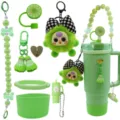 Set d'accessoires Stanley verts avec lanière perlée, pendentif monstre en peluche et couvre-paille. - Ensemble citron vert 8 pièces