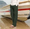 Vue detaillee de pantalon decontracte en lin pour homme avec cordon a la plage estivale. - Vert Militaire