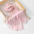 Primer plano de bufanda de gasa rosa con delicado borde de encaje floral y tela suave. - 4# Rosa