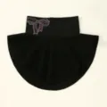 Dettaglio in primo piano del finto collo termico nero con decorazione di fiocco in strass. - Nero