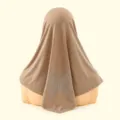 Gedetailleerd uitzicht op het strass vlinderpatroon op de achterkant van de bruine hijab. - 3#Khaki