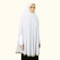 Primo piano del dettaglio della tunica hijab musulmana bianca con finiture in pizzo dorato. - 161*131cm / 2# Bianco