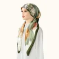 Primo piano dettagliato del turbante in tela di raso floreale, elegante accessorio per capelli. - Taglia unica / Verde