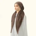 Gros plan détaillé du hijab marron pour femmes orné de strass brillants et élégants. - 65*23 / 4# Café