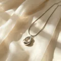 Elegante minimalistische Titanstahl-Halskette mit unregelmäßigem hohlem Tropfenanhänger - Hohlwasser-Tropfen-Stil (1456) / Stahlfarben