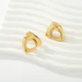 Primer plano de pendientes dorados irregulares calados con un diseño minimalista - Estilo de triángulo invertido irregular calado (Fig 3)