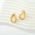 Detalle de primer plano de pendientes dorados irregulares en soporte blanco ondulado - Estilo redondo irregular plisado (Fig 2)