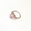 Eleganter Ring mit rosa herzförmigem Zirkonia und Baguette-Seitensteinen in Silberoptik. - Herz-Stil