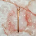 Elegante bolígrafo de oro rosa con un gran cristal en forma de diamante en la cima - Punta de Bala de 1,0 mm / Rosa oro