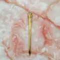 Elegante bolígrafo dorado con un gran diamante de cristal sobre mármol rosa. - Punta de Bala de 1,0 mm / Dorado