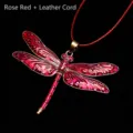 Primer plano del collar vintage de libélula rojo rosa con cordón de cuero rojo - Rojo Rosa + Cordón de Cuero