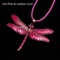 Detalle del colgante de libélula rosa con cordón de cuero rosa a juego vibrante. - Magenta + Cordón de Cuero