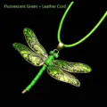 Detalle macro de un collar con colgante de libélula verde fluorescente y cordón de cuero. - Verde Fluorescente + Cordón de Cuero