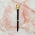 Bolígrafo negro de lujo con diamante de cristal grande sobre fondo de mármol rosa - Punta de Bala de 1,0 mm / Negro