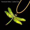 Detaillierte Makroansicht der Vintage Libelle Halskette mit Bambusflügeln und gelber Kordel - Fluoreszierend Gelb + Lederkordel