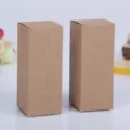 Due scatole di carta kraft marrone vuote per imballaggi cosmetici su sfondo chiaro - Materiale Kraft 350g / 2.8*2.8*8.5cm