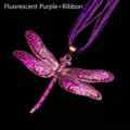 Detailansicht einer lila Libellen-Halskette im Vintage-Stil mit passendem Seidenband - Fluoreszierend Lila + Band