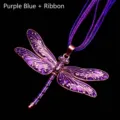 Detailansicht einer Vintage-Libellen-Halskette in Violettblau mit einer Bandkordel - Violett Blau + Band