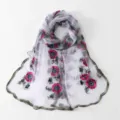 Foulard long léger brodé de fleurs transparent, tissu respirant, élégant et stylé. - Blanc