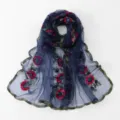 Écharpe longue transparente brodée de fleurs bleu foncé, châle léger respirant pour femmes mode. - Bleu marine
