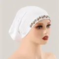 Vue rapprochée détaillée d'un bonnet en coton mercerisé blanc avec des strass. - Taille unique / 2# Blanc