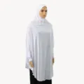 Vista dettagliata del set di abito hijab pullover largo da donna musulmana, bianco casual. - Bianco