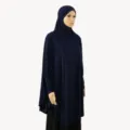 Dettagli del set abaya e hijab pullover blu scuro, che mostra maniche lunghe e vestibilità. - Blu Marino