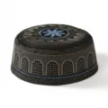 Vue détaillée du bonnet de prière musulman brodé, kufi noir avec motifs dorés et bleus. - 16*7cm / 1# Noir