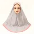Gedetailleerd overzicht van de stijlvolle bedrukte dames hijab sjaal met roze randmotief. - Eén maat / Perzikroze