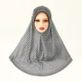 Gedetailleerd overzicht van de stijlvolle grijze gedessineerde hijab sjaal voor dagelijks gebruik. - Eén maat / 2#Grijs
