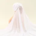 Détail de voile transparent blanc, design de tissu drapé élégant pour style mode femme. - Blanc