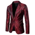 Vista detallada de la chaqueta de traje roja para hombre con un intrincado patrón damasquinado. - M / Tops / Rojo