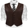 Dettaglio gilet in ecopelle marrone da uomo, panciotto slim fit monopetto primo piano. - Taglia M / Caffè