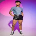 Pantaloncini in pelle da uomo e t-shirt glitterata, outfit da palcoscenico elegante. - Taglia S / Top e Pantaloni / Nero
